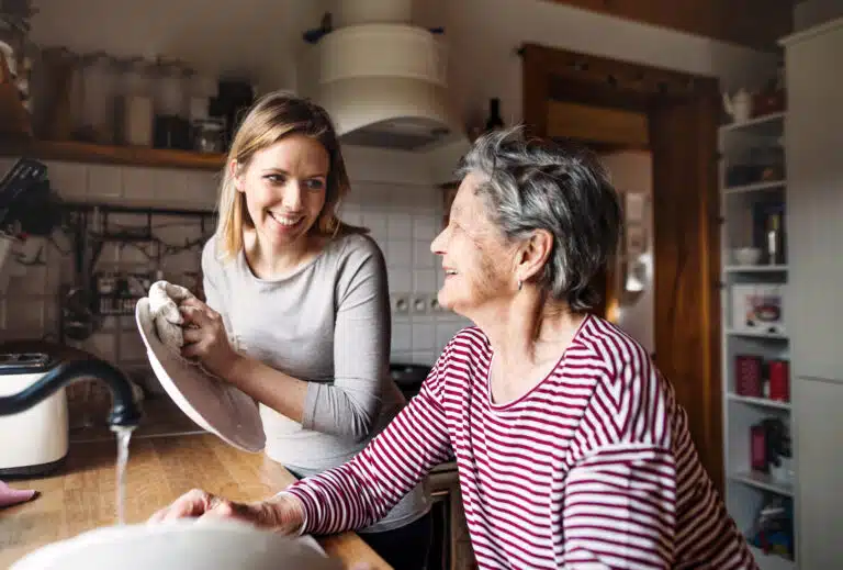 Auxiliaires de vie à domicile pour personnes âgées